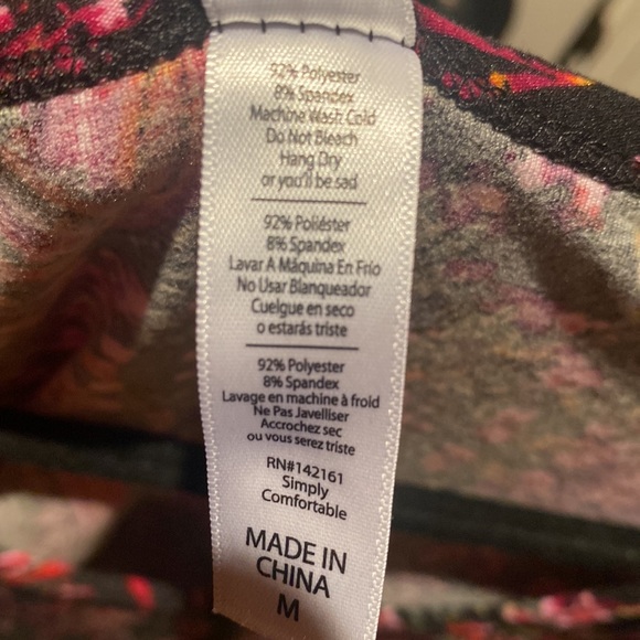 Like NEW - LuLaRoe Black/Red Floral Tunic Top - Classic Tee - Very Soft - Picture 4 of 5